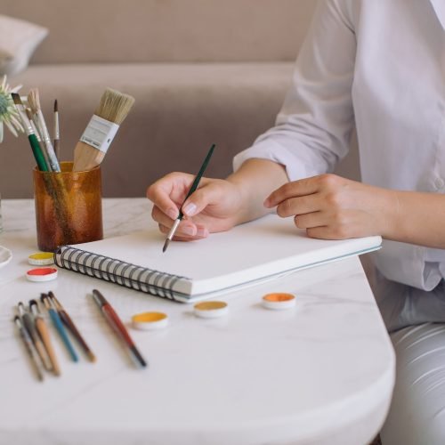 student-drawing-in-blank-sketchbook-on-modern-arti-2025-01-08-23-15-12-utc